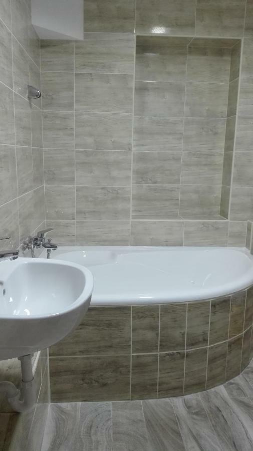 Baross Apartman Kaposvár Zewnętrze zdjęcie